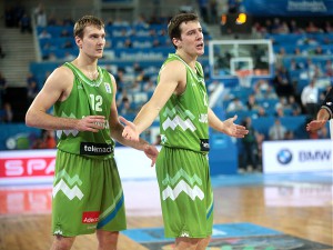 Dragic con la maglia della Slovenia insieme al fratello Zoran.