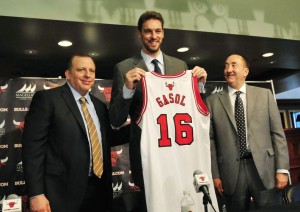 tom-thibodeau-pau-gasol-gar-forman-nba-chicago-bulls-press-conference1-850x560