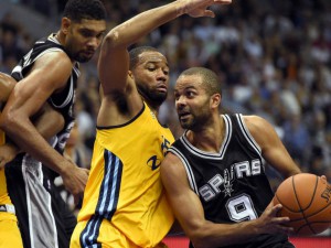 Tony Parker in azione contro l'Alba Berlino