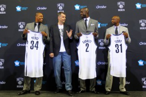 Prokhorov durante la presentazione di Pierce, KG e Jason Terry