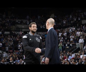 Marco Belinelli riceve l'anello da Adam Silver