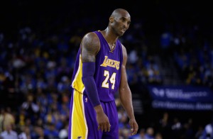 Uno sconsolato Kobe Bryant, unico a salvarsi nella partenza 0-4 dei Lakers