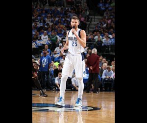 Chandler Parsons saluta così l'American Airlines Center al suo debutto