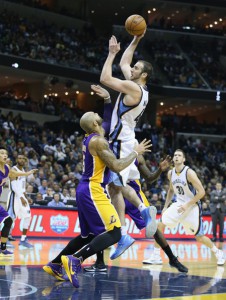 Kosta Koufos, centro di Memphis, contro Carlos Boozer
