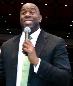 Magic Johnson. Fonte:ExclusiveAgent (Wikipedia)