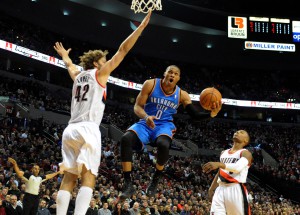 Robin Lopez e Russel Westbrook.