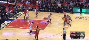 Beverley e Motiejunas giocano un pick and roll