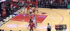 Beverley porta un blocco a Harden che mette la tripla.