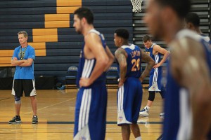 Steve Kerr guida una sessione di allenamento