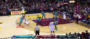 Dellavedova e Thompson giocano un pick and roll