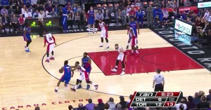 Jennings e Drummond giocano un pick and roll