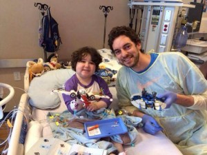 Pau fa visita ad un piccolo fan in ospedale