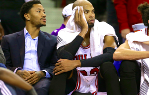 Derrick Rose (infortunato) e Taj Gibson in panchina