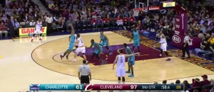 Thompson taglia a canestro