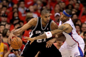 Kenyon Martin in azione su Tim Duncan