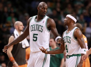 Kevin Garnett e Jason Terry con la jersey dei Celtics
