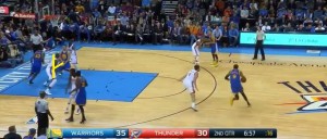 Mentre Iguodala porta palla in punta, Thompson blocca per Barnes