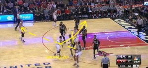 Rose la passa a Snell ed esegue uno shuffle cut