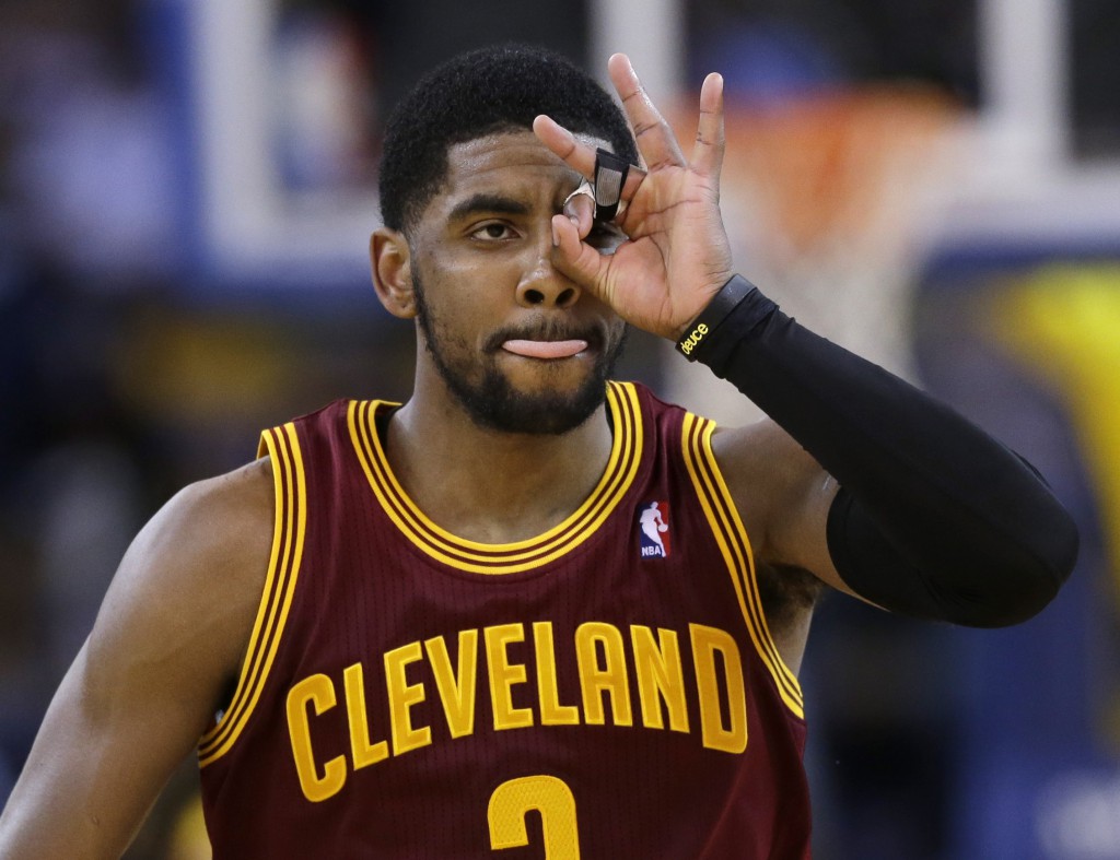 Kyrie Irving esulta dopo aver messo a segno una tripla