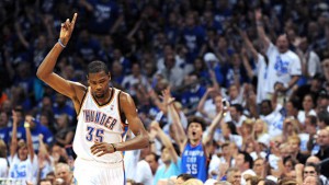 KD onora Chucky innalzando il dito al cielo 