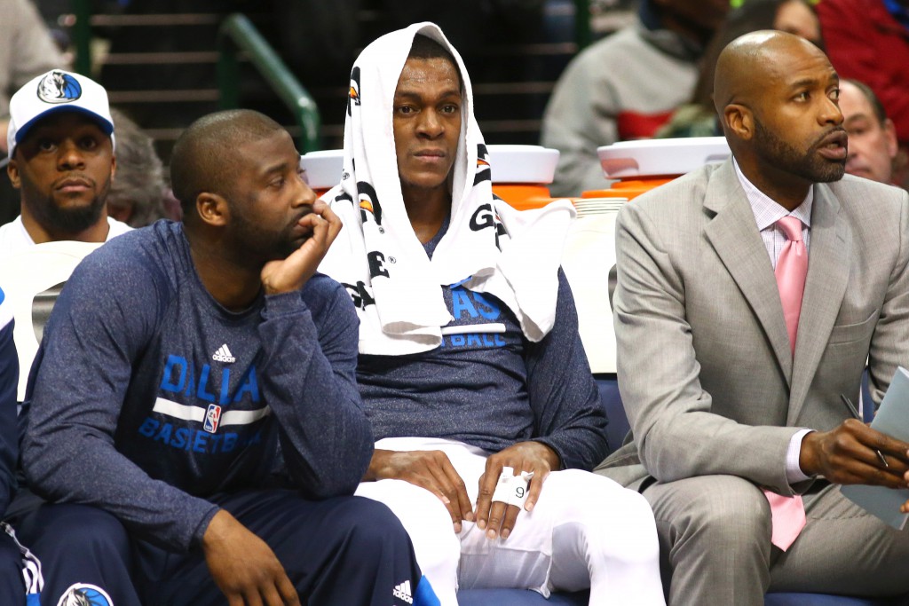 Rajon Rondo pensieroso in panchina