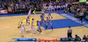 Augustin riceve un doppio blocco da Ibaka e Kanter