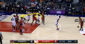 Derozan riceve un blocco da Jams Johnson