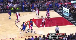 Jennings e Drummond giocano un pick and roll