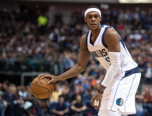 Rajon Rondo in azione con la jersey dei Mavericks