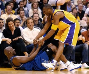 Kobe solleva MJ