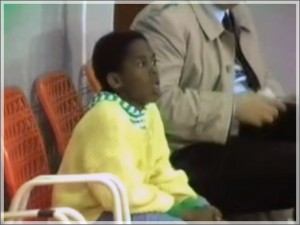 Un piccolo Kobe mentre assiste agli allenamenti del padre Joe