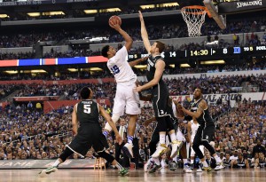 Jahill Okafor alza la parabola