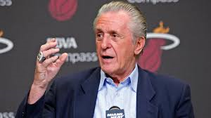 Pat Riley durante una conferenza stampa