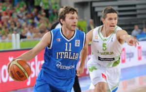 Travis in maglia azzurra