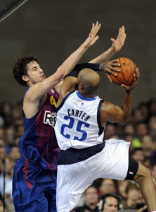 Ante Tomic nel tentativo di stoppare  Vince Carter