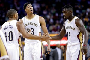 Eric Gordon, Anthony Davis e Jrue Holiday.