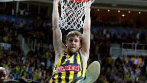Vesely a canestro in maglia Fenerbahce