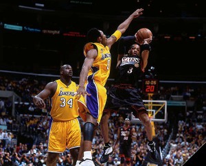 Iverson in azione contro i Lakers