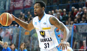 James Bell, con un 11 punti nel nel primo tempo, ha provato a tenera a galla Cremona.