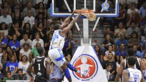 Shane Lawal a canestro
