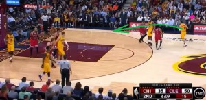 Dellavedova e James giocano un pick and roll