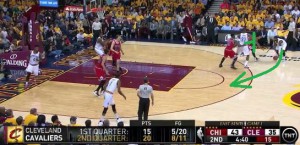 Irving e James giocano un pick and roll