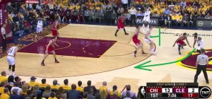 Irving e Mozgov giocano un pick and roll