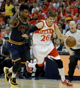 Kyle Korver e Iman Shumpert in azione