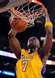 Lamar Odom 2 handed dunk in a Lakers home uniform