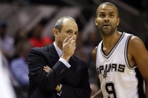 Ettore Messina da indicazioni a Tony Parker 