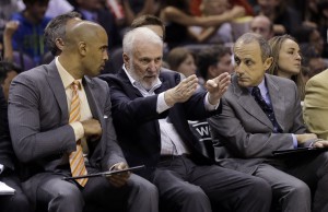 Ime Udoka, Gregg Popovich e Ettore Messina in panchina