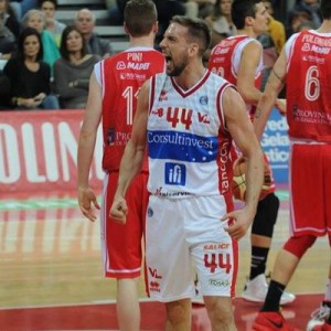 Peter Lorant, con 12 punti e 4 rimbalzi nei primi due quarti, ha provato a tenere Pesaro in partita. 