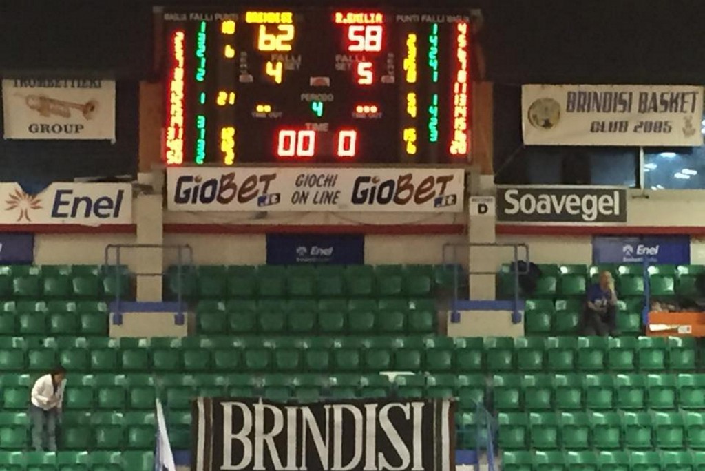 Alla sirena, il verdetto è 62-58 per Brindisi che vince meritatamente gara 3 contro Reggio Emilia. 
