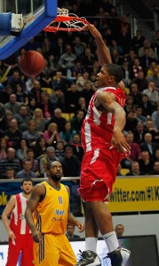 Kyle Hines in azione con la maglia dell'Olympiacos